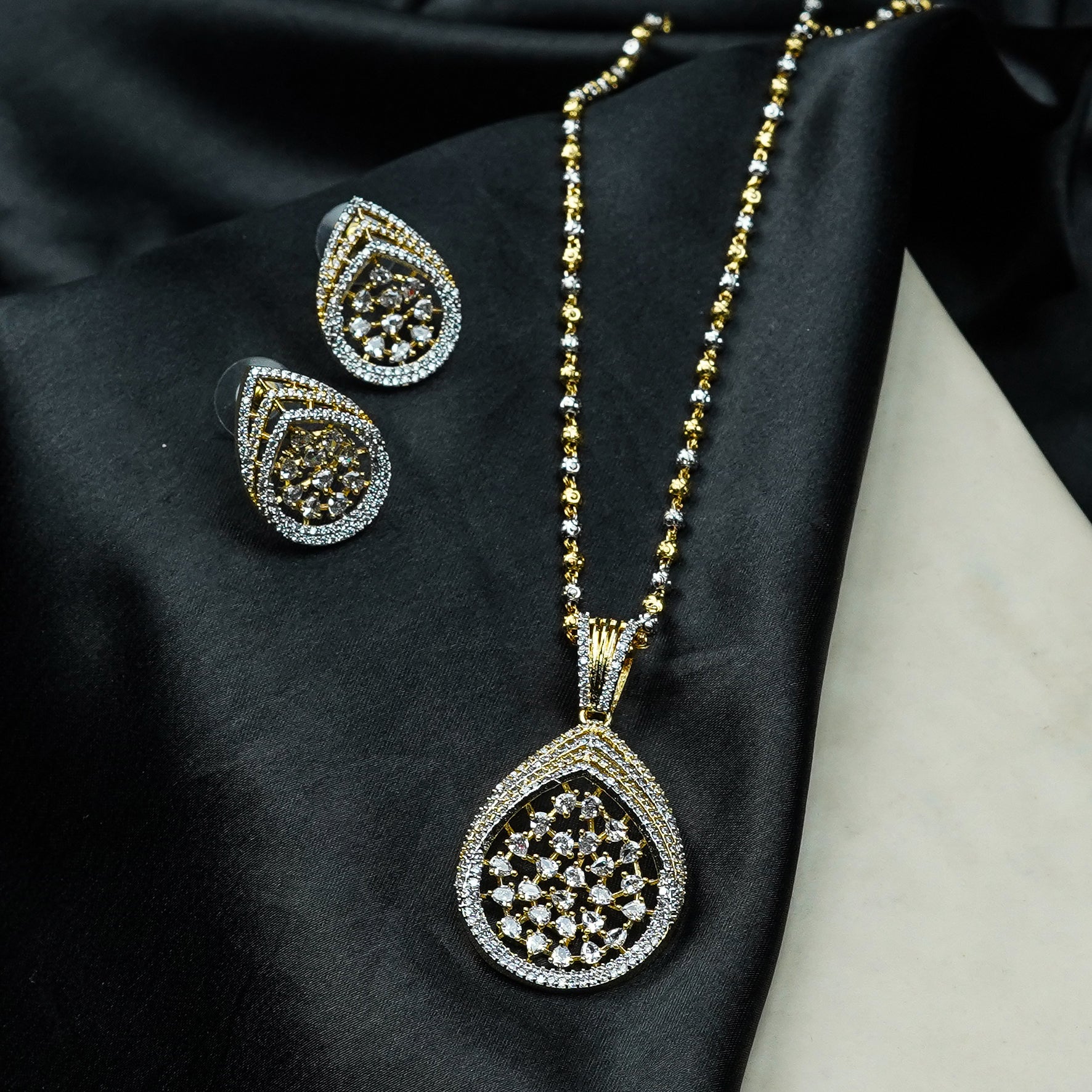 Esabella Minimalistic Diamond Pendant Set